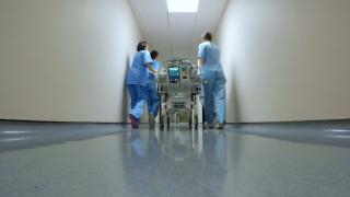 Fetiţă de un an și cinci luni din Bistrița, la un pas de moarte după ce s-a înecat cu o alună