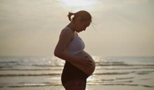 Românii fac tot mai puţini copii. De ce amână tinerii momentul şi ce riscuri apar după 35 de ani