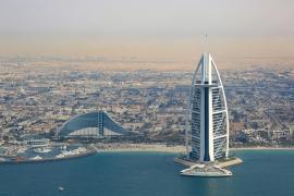Vacanţe de vis năruite de bombe. Românii cu bilete de Dubai şi Abu Dhabi dau înapoi: "Cu siguranţă nu mergem"
