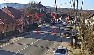 Momentul în care o maşină intră într-un cap de pod apoi ajunge în şanţ, la Bistriţa. O femeie, încarcerată