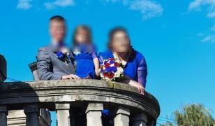 O fetiţă a stat singură în casă lângă mama moartă, la Iaşi. Tatăl, la muncă în Germania, a alertat poliţia