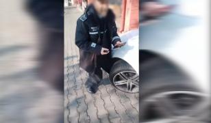 Momentul în care o femeie lovește cu mașina un polițist, după un conflict