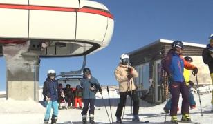 Zăpadă de un metru și pârtii pline la Sinaia, chiar și după vacanța elevilor. Cât costă un skipass