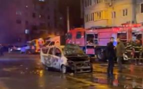 O maşină a luat foc în mers, în Capitală. Şoferul a reuşit să iasă, vehiculul s-a făcut scrum