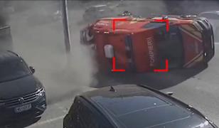 Momentul în care o ambulanţă cu 6 persoane, între care un bebeluş, se răstoarnă după ce e lovită de o maşină