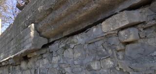 Un zid de sprijin riscă să se prăbuşească peste DN1 în orice moment. Autorităţile au soluţia, nu au bani