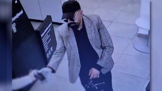 Bărbatul care a încercat să jefuiască o bancă din Iași cu un pistol de jucărie și barbă falsă a fost condamnat