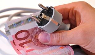 Românii îşi pot înjumătăţi factura la energie în câteva minute, însă doar 5% au ales să o facă