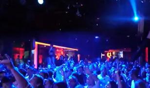 Scene intime în văzul tuturor, într-un club din Oradea. Protagoniştii, doi agenţi de la Crimă Organizată