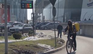 Livrările de mâncare au ajuns să depăşească mesele luate în restaurant. Cât ne costă 