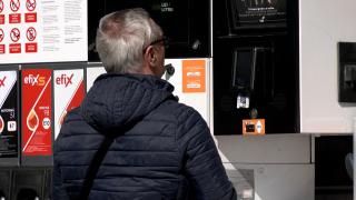 Presiune pe bugetul românilor: După energia electrică, plătim mai mult şi pe carburanţi. Ar putea urma gazele