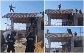 Momentul când luptătorii SAS încearcă să dea jos un bărbat înarmat cu o sabie de pe un acoperiş