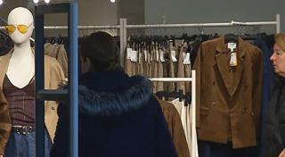 Războiul din Iran loveşte şi în industria modei. Giganţii din fashion au stocurile blocate