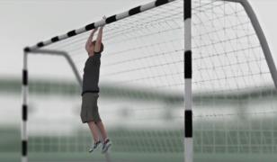 ANIMAŢIE. Cum a ajuns un copil de 13 ani în stare gravă după ce poarta de fotbal a căzut peste el