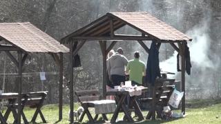 Vremea caldă a scos românii din case. Parcurile s-au umplut de oameni și grătare: 