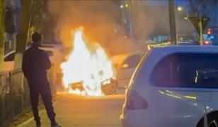 Momentul în care o maşină este cuprinsă de flăcări pe o stradă din Galaţi. Şoferul a reuşit să iasă la timp