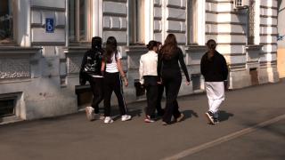 Alb și negru, noua "uniformă" a generației Z. De ce aleg adolescenții stilul monocromatic