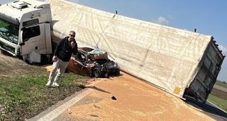 Impact devastator în Techirghiol. Un bărbat a murit după ce s-a izbit cu maşina de un TIR încărcat cu cereale