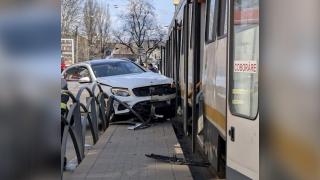 Două persoane spulberate de un şofer care a intrat într-un refugiu de tramvai din Capitală