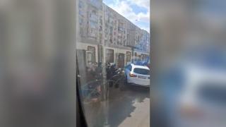 Imagini șocante în Capitală: Doi oameni loviți grav de o mașină proiectată într-un tramvai