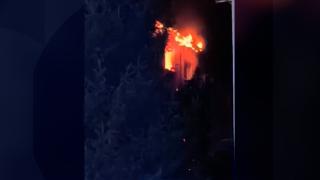 Incendiu devastator într-un bloc din Bacău. O femeie a murit după ce garsoniera i-a fost cuprinsă de flăcări