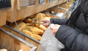 Cât vor costa pâinea, carnea şi lactatele dacă preţul la carburanţi continuă să crească