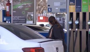 Explozie de prețuri la pompă, Guvernul fără plan. Românii lasă mașina pentru metrou: "E mai sustenabil"