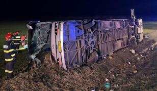 Primele ipoteze în cazul autocarului care s-a răsturnat în apropiere de Bârlad. Doi pasageri au murit