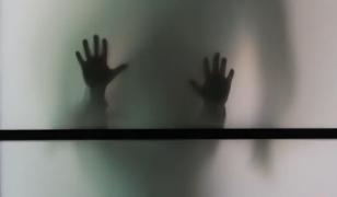 Copilărie în casa groazei. Drama micuţelor din Satu Mare pe care părinţii le-au ţinut legate de calorifer