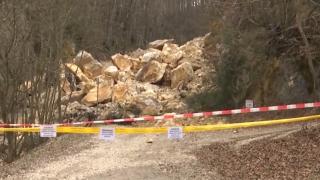 Pericol pe drumul spre Poiana Brașov. Alunecări masive de teren au blocat traseul frecventat de turiști