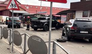 Momentul dramatic în care un şofer spulberă două familii pe o stradă din Fălticeni: 