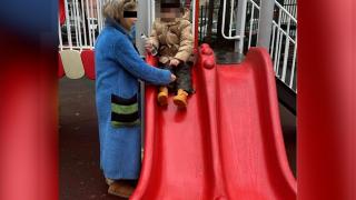 Răsturnare de situaţie în cazul copilului de cinci ani căzut de la etajul 9. Mama ar putea fi suspectă