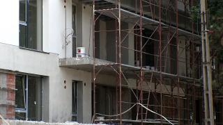 Un muncitor din Arad a căzut de la 16 metri înălţime direct pe beton. S-a urcat pe un liceu fără să se asigure