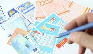 Român, părăsit de iubită după ce i-a luat un bilet la loto. Femeia a câştigat 500.000 de euro cu el