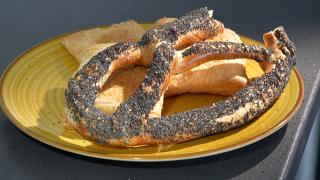 Covrigul începe să devină masa principală a românilor. Obieciul, unul periculos