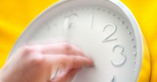 Se schimbă ora. Cum se dau ceasurile în această seară