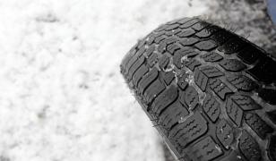 Ninsoare viscolită în Gorj. Stratul de zăpadă a depăşit 10 centimetri