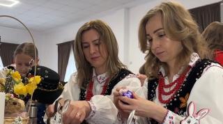 Festivalul ouălor încondeiate, în Bucovina: "În fiecare an învăţăm nepoţii. Să vadă tradiţia"
