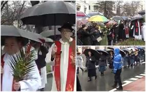 Floriile Catolice. Pelerinii au înfruntat cu miile ploaia pentru a participa la procesiune