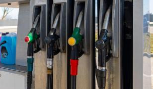 Preţuri record la carburanţi: "Adică ajungem la 11 lei şi scădem 15 bani?"