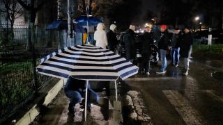 Cozi în faţa şcolii pentru un loc în clasa pregătitoare. Părinţii şi bunicii stau la rând cu schimbul