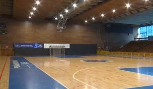 Orașul care așteaptă de 10 ani o sală polivalentă modernă. Sportivii se antrenează în condiții periculoase