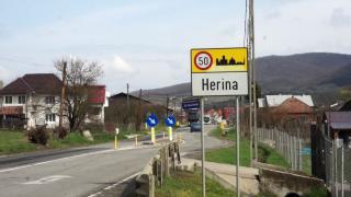 Adolescenta care a căzut dintr-un autocar în mers a apăsat din greșeală butonul ușii de urgență