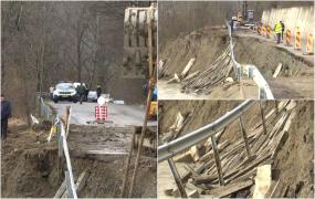 7.000 de oameni, la un pas să rămână izolaţi. Singurul drum de acces, rupt de inundaţii