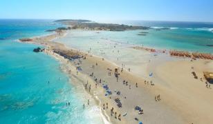 O destinaţie preferată de români, în topul celor mai frumoase insule din Europa. Cât costă 2 şezlonguri