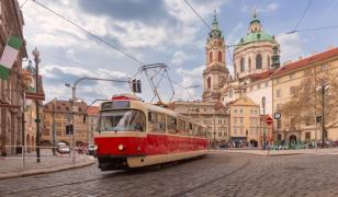 Doi elevi din Petroșani, loviți de tramvai în Praga. Unul dintre ei este în comă indusă