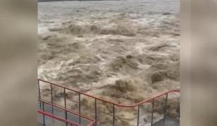 Inundaţii în Vrancea. A plouat într-o zi cât pentru o lună: "N-am văzut în viaţa mea"