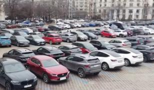 Doar şoferii de maşini electrice mai au parcare gratuită în Bucureşti, până în 2028