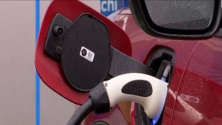 Românii trec la maşini electrice, forţaţi şi de criza carburanţilor. Cel mai ieftin model, 20.000 de euro