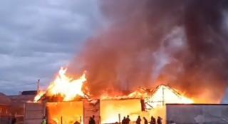 Incendiu în Bistriţa. Doi oameni la spital, după ce o hală şi un grajd au luat foc